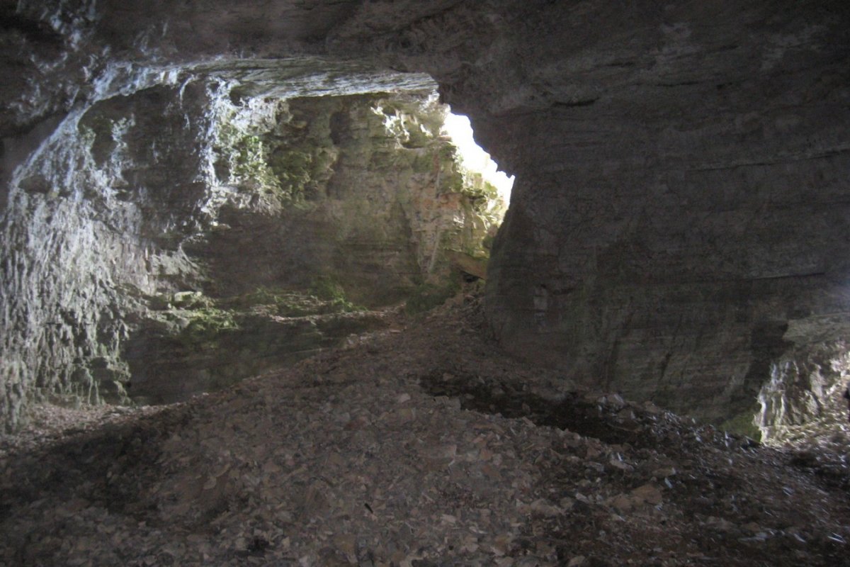 Une vaste cavité creusée au pied du Grand Ferrand au sommet d'un pierrier magnifique et sauvage.