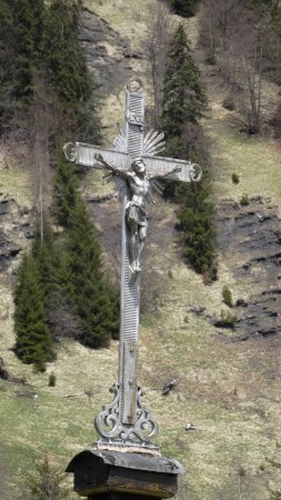 Une croix au bord de la route.