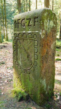 L’une des plus anciennes bornes sur le Grenzweg (XVIIème siècle), sur l’ancienen limite entre Pays de Bade et Duché de Wurtemberg.
