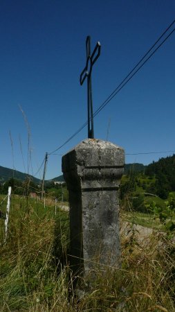 Croix de Charreyres à la base du Chemin de Casse Longue, sur la Route du Balcon Est.