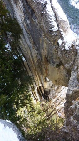 Vue plongeante dans l’arche de Baumugne, trou dans la strate calcaire