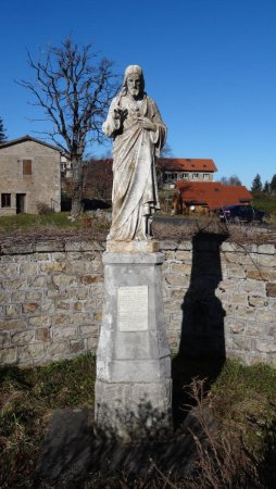 Statue à l’entrée ouest du Bessat.