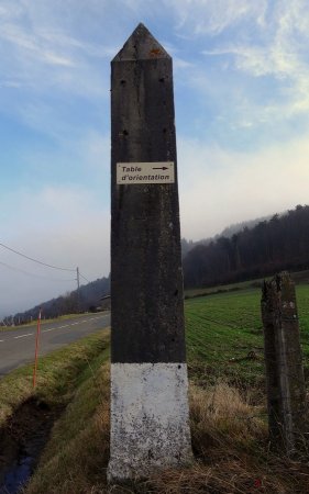 Obélisque de la Croix Trouilloux, sur la ligne de partage des Eaux.