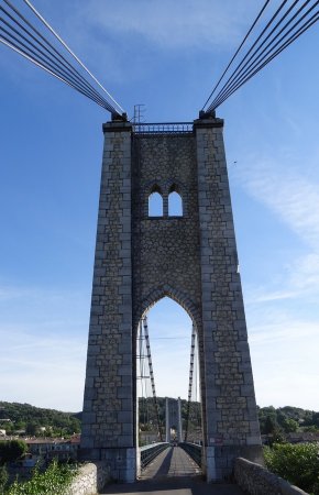 Pont suspendu entre Aiguèze et Saint-Martin-d’Ardèche.