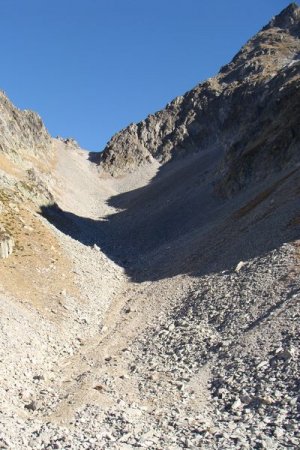 Le pierrier à parcourir jusqu’au Col du Crozet, au centre.