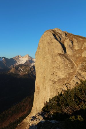 La gigantesque falaise de Grand Cham’, vue de Petit Cham’.