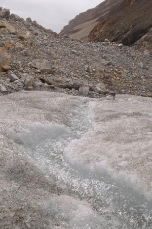 Ruissellement en surface du front glaciaire (petite bédière).