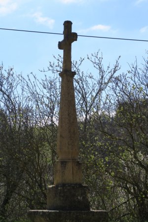 Croix près de la Chapelle de Larny