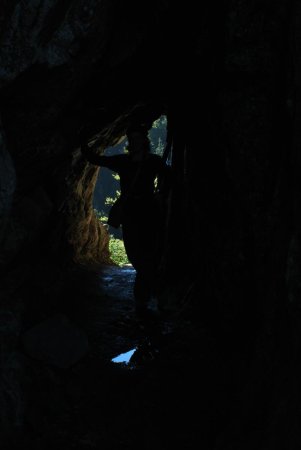 L’ombre de ma compagne — il y a des tunnels rocheux sur ce sentier !
