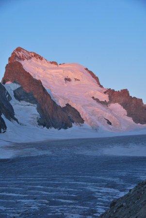 Le complexe Barre-Dôme avec un bout du Glacier Blanc, très entamé par la canicule de cette année