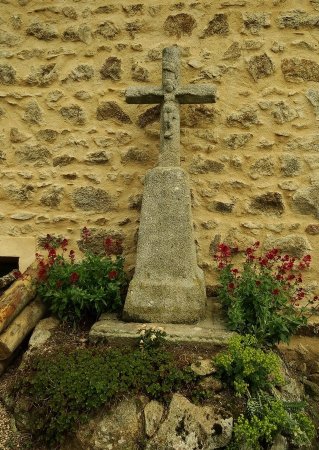 Croix en pierre à Urzenge.