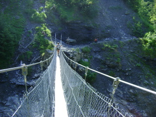 Pont népalais en aval du Refuge des Fonts.