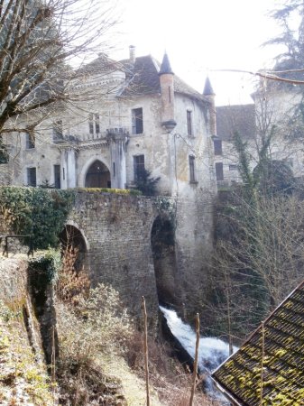 Le château de Lucey et le Biez Blanc.