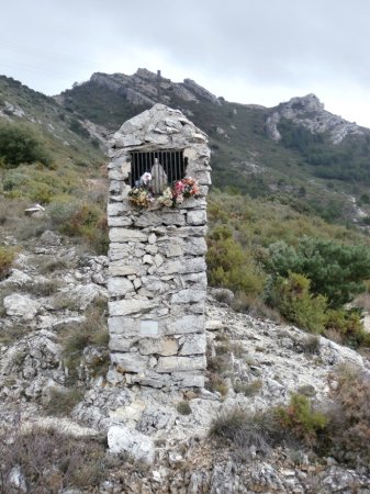 L’oratoire du col Sainte-Anne et la montagne du Baù Traouqua.