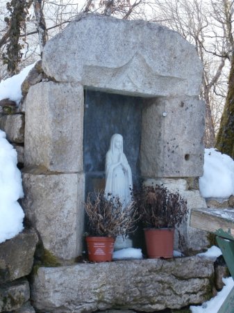 Une petite statue de la Vierge au carrefour.
