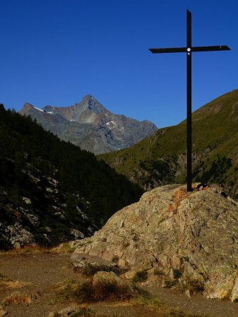 La croix de Pila et, au fond, la Grivola.