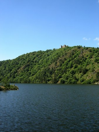 Le lac de retenue de Grangent et le château d’Essalois qui domine le tout.