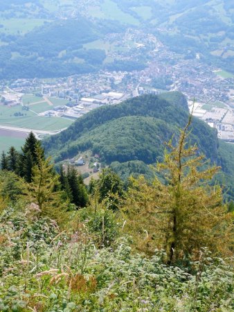 Pendant la montée à l’Arpettaz, vue sur le Solliet, le Roc de Viuz et Faverges.