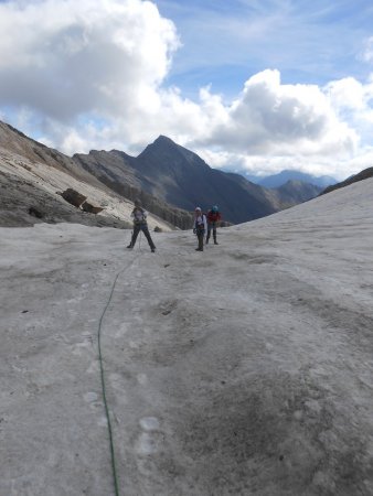 Arrivés au pied du glacier Lombard, on s’équipe