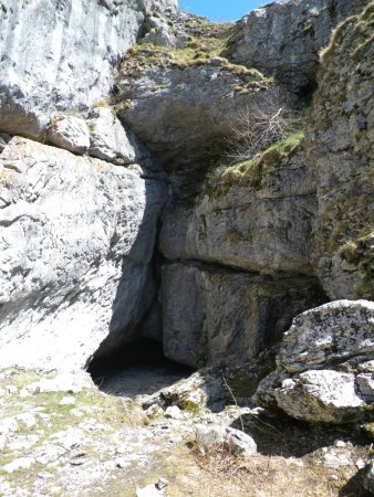 l’entrée de la grotte de la glacière sans échelle de taille