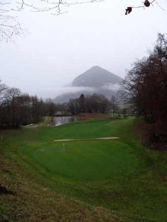 Le golf : vue sur le mont Baret