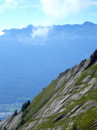 Plaques rocheuses du versant est et chaîne du Grand Arc.