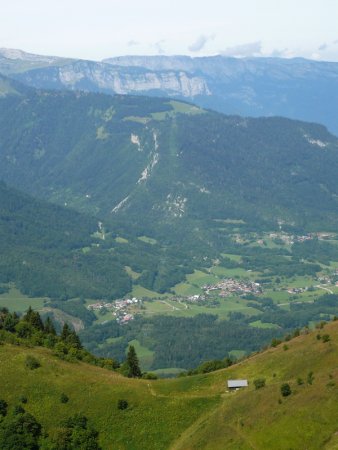 Col de l’Alpettaz et vallée de Tamié depuis le Roc Rouge.