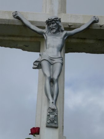 La statue du Christ sur la croix. La tête de mort est assez inhabituelle.