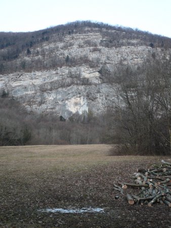 Au pied de la montagne, vue sur le Rocher Blanc.