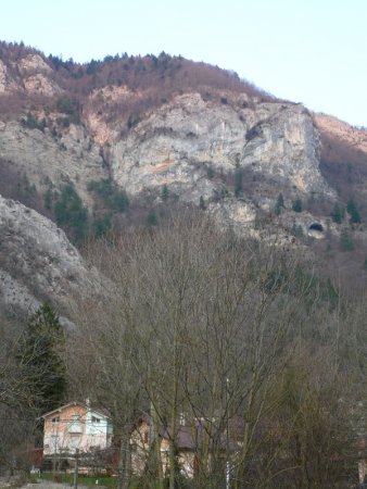 La Balmette. La grotte à droite est probablement à l’origine du nom du hameau.