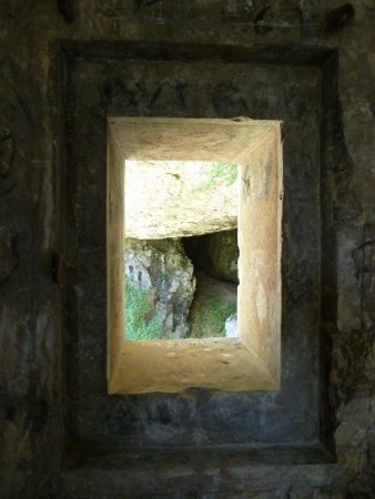 Petite ouverture donnant sur la grotte.
