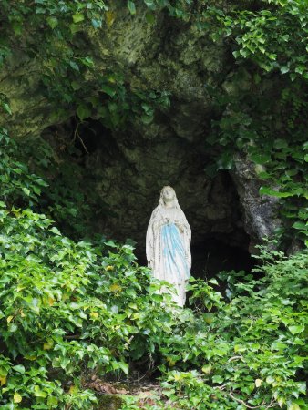 On passe devant la grotte de Notre-Dame de Lourdes.