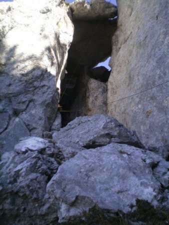 L’entrée «casquée» de la grotte