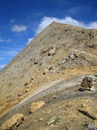 Du Col Pers (cairn), la crête montant à la Pointe Pers sur un large filon de cargneule traversant (orange).