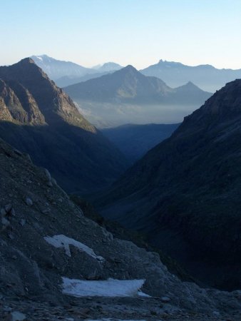 Vallon d’Ambin dans l’ombre, en arrière plan, le Mt Cenis, Grand Roc Noir, Grande Casse