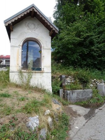 Col de Tamié : oratoire et bassin au départ du sentier