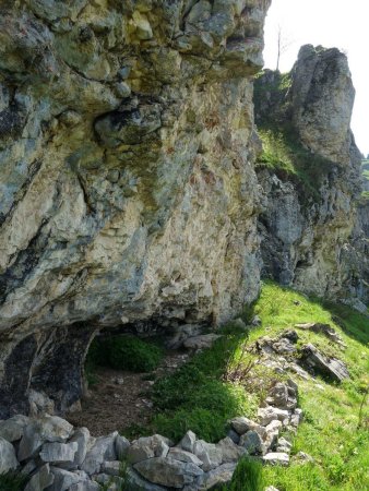 Le petit abri sous roche, peu avant de trouver le passage grimpant au plateau