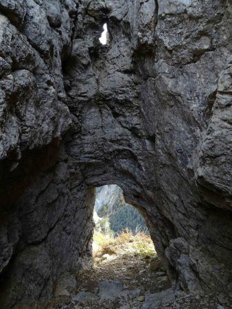 Une fois sorti de la grotte, un dernier regard à partir du fond de l’arche de la Petite Porte   (le spit se voit, côté droit)