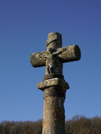 La belle croix de chemin du hameau de Saint-Clair.