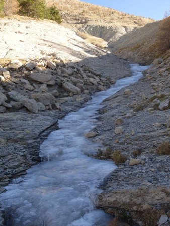 Retour sur le sentier balisé du vallon de Chalufy avec un nouveau ruisseau gelé
