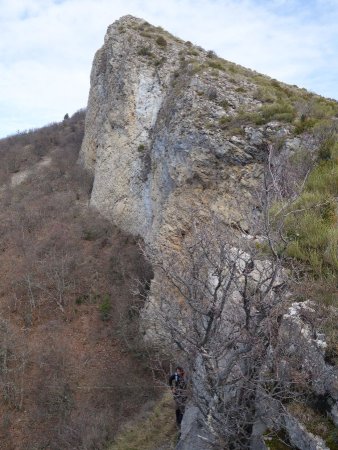 Passage sous les barres rocheuses situés sous le sommet Nord de Cousson.