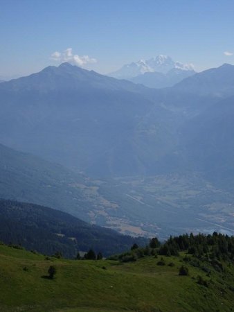 Grand Arc et Bellachat encadrent le Mont Blanc