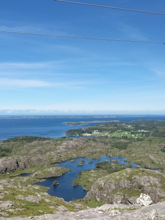 En s’élevant dans les pentes ouest de Veten, vue sur Husebøvatnet au premier plan, le hameau de Sætre, l’archipel de Naustøyna, et l’île de Sotra au fond.