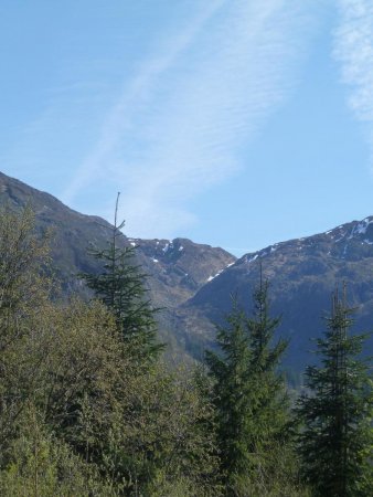 Zoom sur la supérieure de la vallée d’Isdalen, Trolldalen. On voit que le couloir de sortie au sommet de la vallée est encombré de névés.