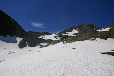 Le Col de la Coumette, au fond à droite, le Pic d’Estats
