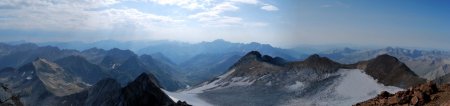Panorama est, de gauche a droite, Pic du Midi de Bigorre, Arbizon, Néouvielle, Pic Long, Campbiel, sur le même axe : Aneto, Posets et la Munia, puis Le massif de Gavarnie/Mont Perdu
