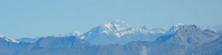 Dans le lointain, mais un peu moins, le Mont Blanc que la Grande Casse n’arrive pas à masquer. Au premier plan, la Pointe Sommeiller et la Rognosa d’Etache.
