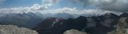 Panorama depuis le sommet, sur la haute Maurienne. En premier plan la Croix Dom Jean Maurice et la face glaciaire de la Pointe du Claret.
