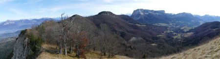 Panorama du Margeriaz (à gauche avec les sommets des Bauges) à la Dent de Crolles à droite.