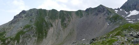 De profil, la ligne de crête allant du Col du Loup (à droite) à la Petite Lance du Crozet.